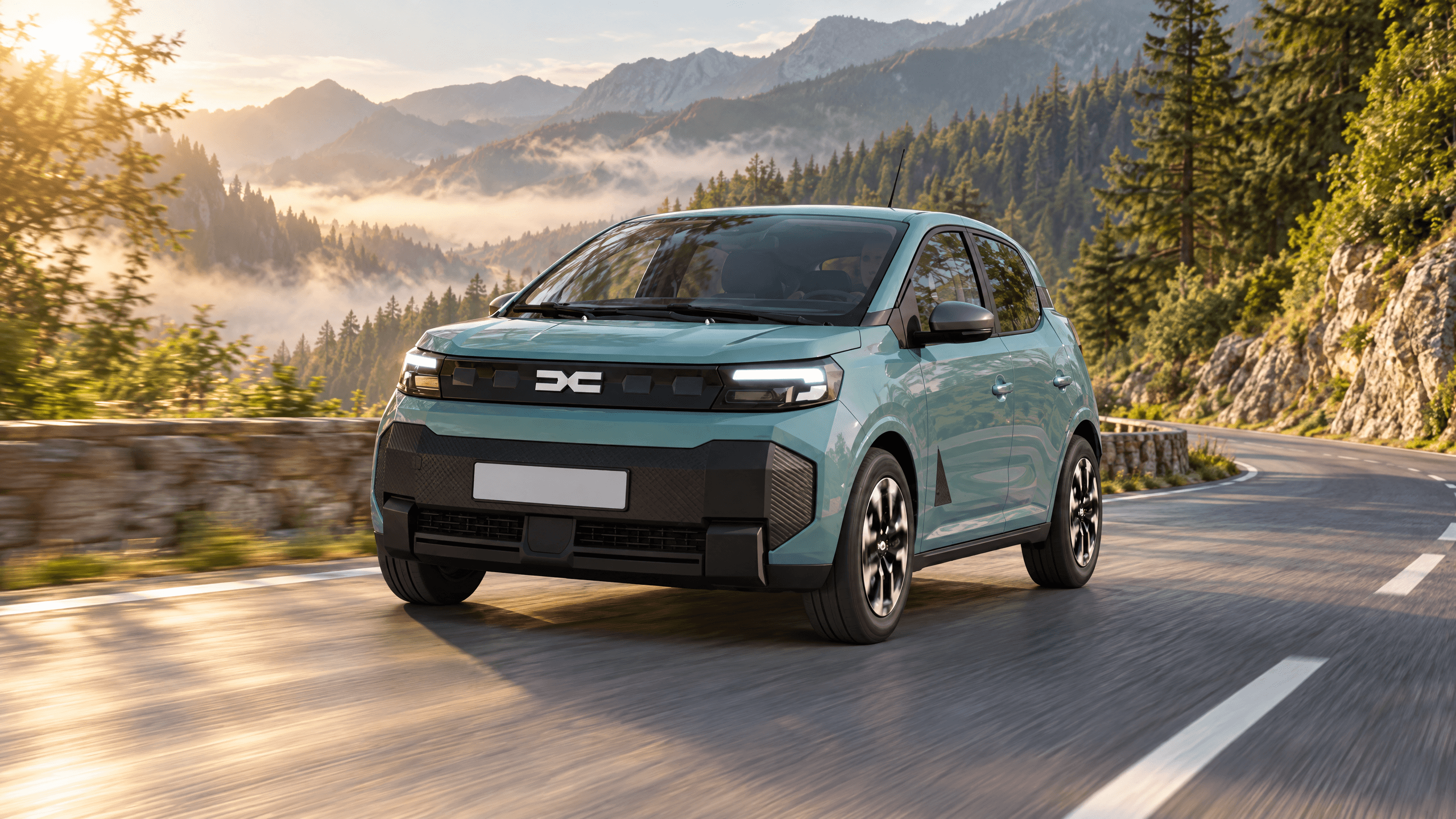 Dacia Spring electrică pe un drum șerpuit de munte, în lumina caldă a dimineții